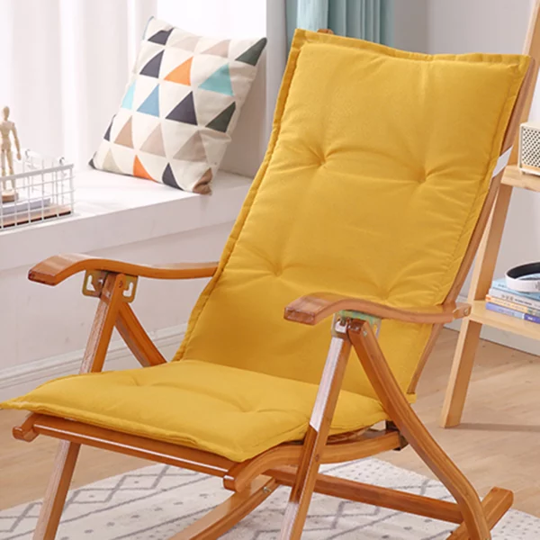 Coussin jaune sur un rocking chair