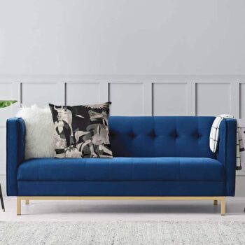 Coussin Picasso Guernica noir et blanc sur canapé bleu