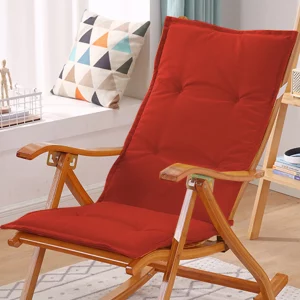 coussin rouge sur un rocking chair
