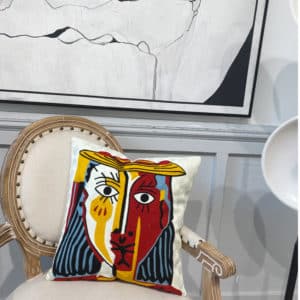 Coussin Picasso en décor sur chaise blanche