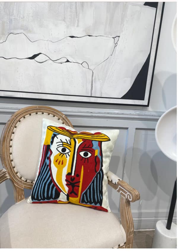 Coussin Picasso en décor sur chaise blanche
