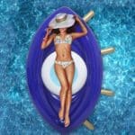 femme allongé sur coussin géant en forme d'œil dans une piscine