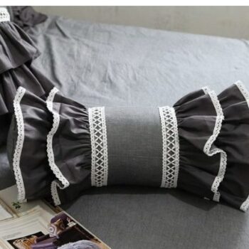 Coussin brodé noir et blanc en dentelle à volants