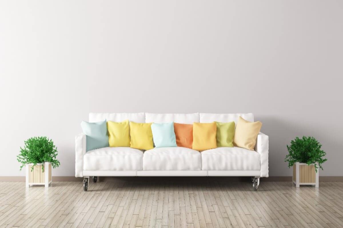 coussins colorés sur un canapé