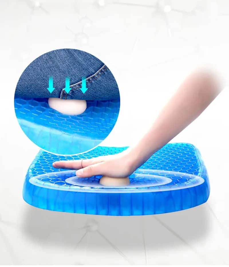 Coussin gel anti-escarre résistant à un œuf qui est appuyé par une main