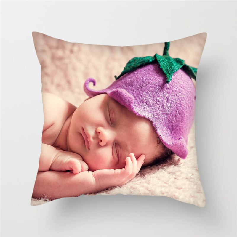 Housse de coussin imprimé d'une photo de bébé en train de dormir