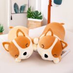 Coussin peluche shiba inu 2 tailles vu de face, ils sont positionnés l'uns à côté de l'autre
