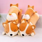 Coussin peluche shiba inu 4 tailles (60cm, 80cm, 100cm et 120cm) vu de face pour les tailles L (100cm) et XL (120cm), vu de derrière pour les tailles S (60cm) et M (80cm)
