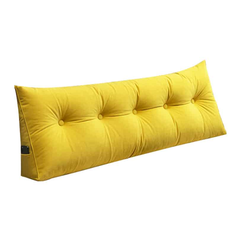 Coussin tête de lit jaune en position debout osu un fond blanc.
