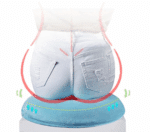 Femme assise de derrière sur un coussin circulaire en forme de donut de couleur bleu ciel