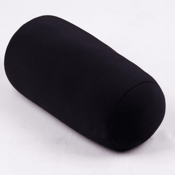 coussin microbilles cylindrique noir sur fond gris