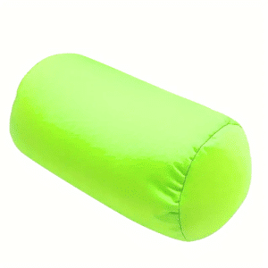 coussin microbilles cylindrique vert pomme sur fond blanc