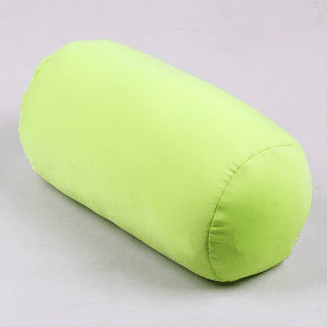 coussin microbilles cylindrique vert pomme sur fond gris