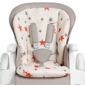 Chaise haute beige et blanche munie d'un coussin blanc avec des étoiles rouges et grises.