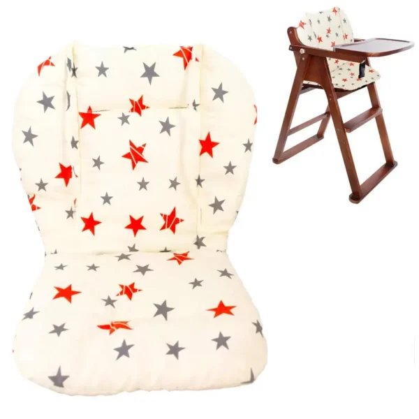 Coussin blanc avec des étoiles rouges et grises en position siège avec à sa droite une chaise haute munis d’un coussin blanc avec des étoiles.