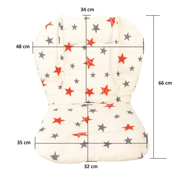 Coussin blanc avec des étoiles rouges et grises sur un fond blanc avec les tailles indiquées. 66cm de longueur, 48 cm de largeur en haut et 35cm de largeur en bas.