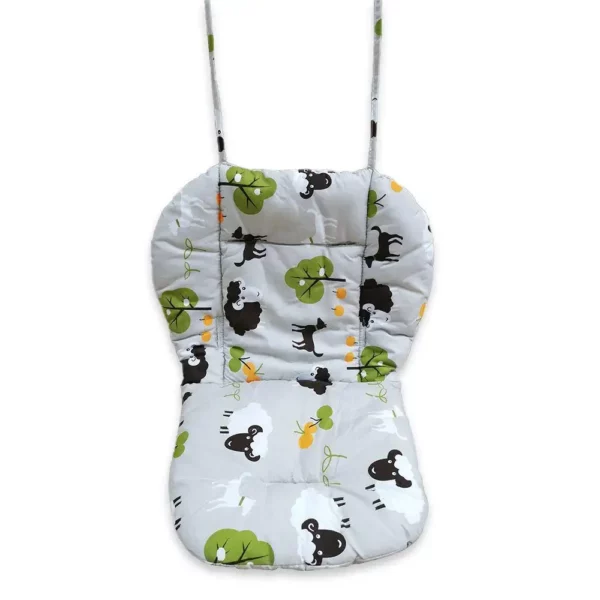 Coussin pour chaise haute pour bébé de couleur grise avec des motifs d'animaux de la ferme installée en position siège, sur un fond blanc