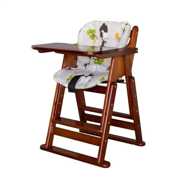 Coussin pour chaise haute pour bébé de couleur grise avec des motifs d'animaux de la ferme posée sur une sur une chaise haute pour bébé en bois