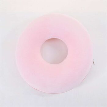 coussin coccyx de forme ronde rose sur fond gris