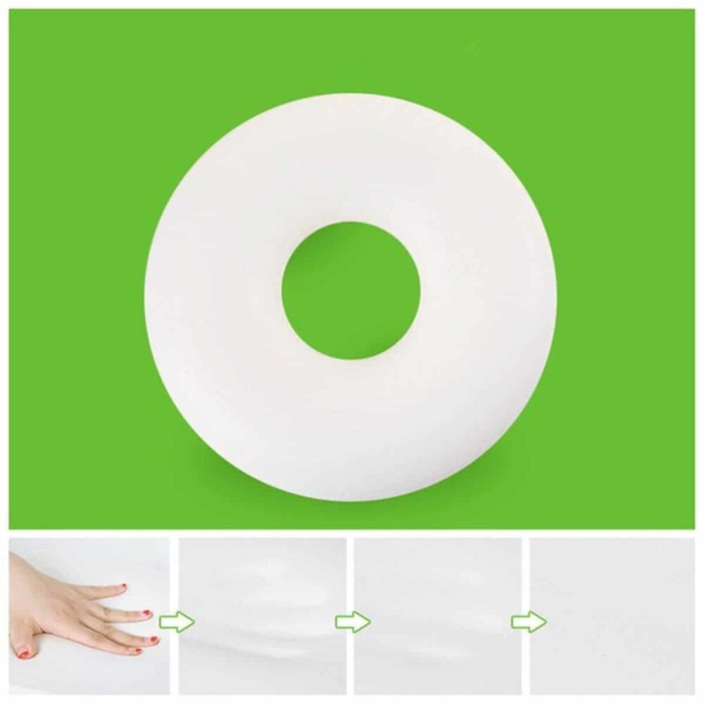 Coussin coccyx blanc sans couverture sous fond vert avec une photo en miniature montrant une main touchant la mousse et d'autres photos en miniature montrant la marque laissé par la main une fois retirée de la mousse