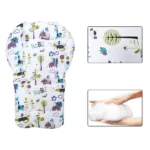 Coussin pour chaise haute blanc à motifs d’animaux de la savane en position verticale. A droite du coussin il y a deux photos. La première montre le tissu du coussin et la seconde montre une main tenant une boule de coton épaisse