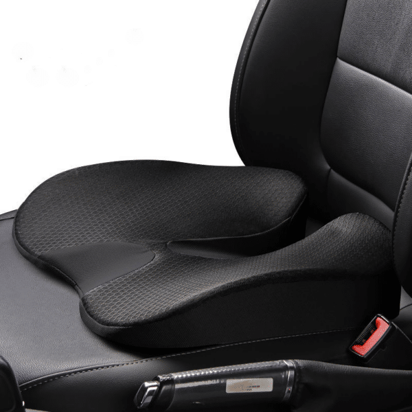Coussin hémorroïdes confort de couleur noir posé sur un siège automobile
