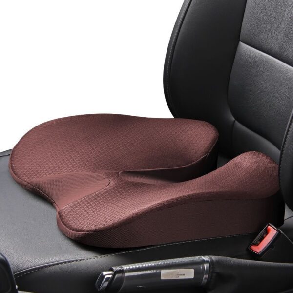 Coussin hémorroïdes confort de couleur marron posé sur un siège automobile