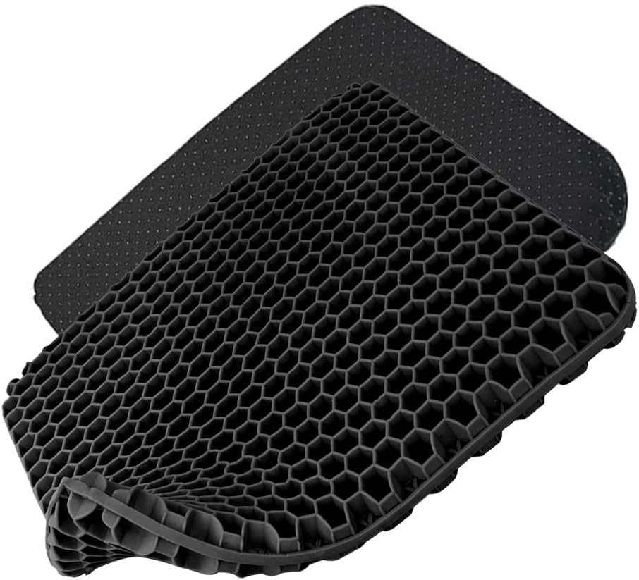 Coussin gel anti escarre noir et large, de forme rectangulaire plié sur le côté afin de montrer sa souplesse et sa robustesse.