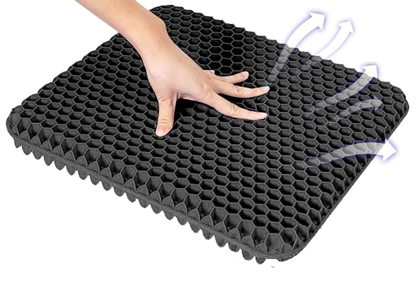Main d’une femme posée sur un coussin en gel noir pour chaise, avec des flèches blanches qui vont du coussin vers le haut.