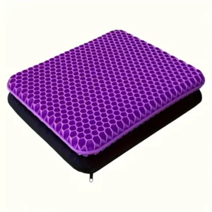 Coussin gel anti escarre violet large et rectangulaire posé sur sa housse de protection noire