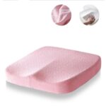 Coussin de chaise pour les douleurs au coccyx de couleur rose sur fond blanc. Avec deux photos miniatures, une montrant la couverture du coussin et une autre montrant la matière en mémoire de forme.