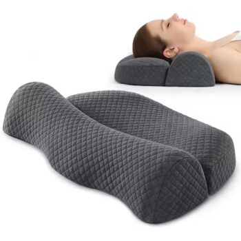 Coussin relaxant pour le cou et les cervicales de couleur gris, à droite photo d’une femme ayant la tête posée sur le coussin.