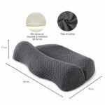 Coussin relaxant pour le cou et les cervicales de couleur gris, les tailles sont indiquées sur le coussin, hauteur : 11 cm, longueur : 52 cm, largeur : 35 cm. Il y a une miniature qui montre la housse du coussin de couleur grise et une autre miniature qui montre la structure de la housse.