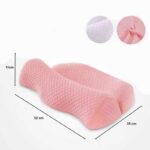 Coussin relaxant pour le cou et les cervicales de couleur rose, les tailles sont indiquées sur le coussin, hauteur : 11 cm, longueur : 52 cm, largeur : 35 cm. Il y a une miniature qui montre la housse du coussin de couleur rose et une autre miniature qui montre la structure de la housse.