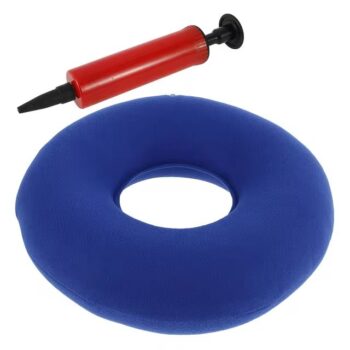 Coussin circulaire gonflable bleu avec une pompe à air de couleur rouge