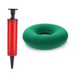 Coussin circulaire gonflable vert avec une pompe à air de couleur rouge