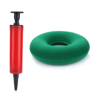 Coussin circulaire gonflable vert avec une pompe à air de couleur rouge