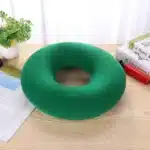 Coussin circulaire vert posé sur une table