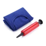 Coussin rond bleu plié avec une pompe à air de couleur rouge