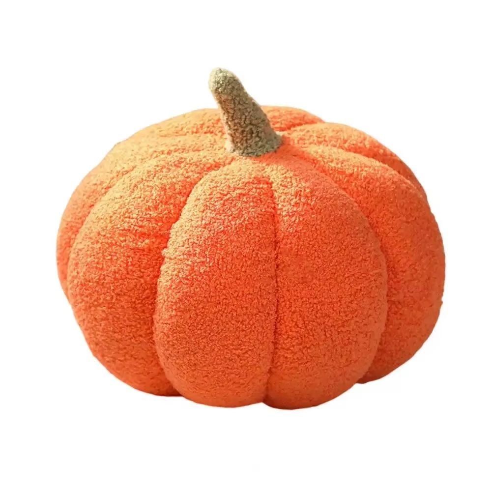 Coussin en peluche de potiron orange sur fond blanc