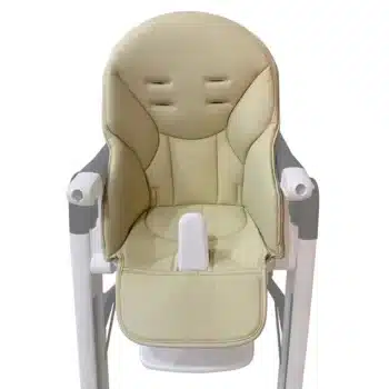 Coussin de chaise en cuir (Peg Perego Prima Pappa Zero3) de couleur beige posé sur une chaise haute blanche