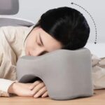 Femme assise sur une chaise de bureau ayant la tête posée sur le coussin.