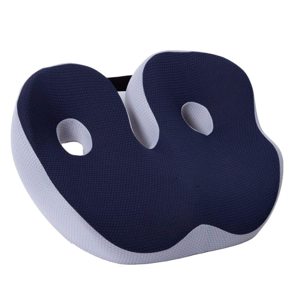 Coussin de siège ergonomique de couleur bleu marine en forme de U avec deux trous d'aération et une bande élastique équipée d'une fermeture à boucle pour adapter la taille du coussin à vos fesses. Le coussin est visible depuis le dessus.