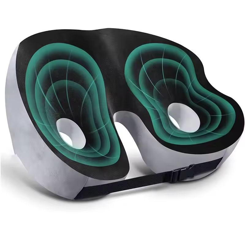 Coussin de siège ergonomique de couleur noir en forme de U avec deux trous d'aération et une bande élastique équipée d'une fermeture à boucle pour adapter la taille du coussin à vos fesses. Le coussin est posé à la verticale. Des cercles verts sont dessinés autour des 2 trous d'aération afin de mettre en évidence que le coussin est capable d'épouser les formes de la personne qui s'assoit dessus.