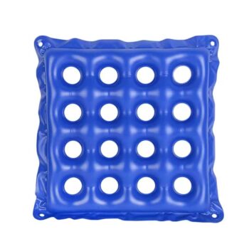 Coussin gonflable anti-escarre de couleur bleue, conçu avec une structure en grille comprenant 16 trous circulaires. Le coussin est muni de quatre œillets aux coins pour le fixer en place.