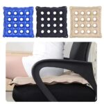 Coussin gonflable anti-escarre dans différentes couleurs : bleu, noir et beige. Ces coussins ont une conception carrée avec plusieurs trous circulaires pour assurer la ventilation et réduire la pression lors de l'assise prolongée. La partie inférieure de l'image montre une démonstration d'utilisation du coussin. On peut voir une femme vêtue de blanc assise sur un coussin beige, placée sur une chaise de bureau noire avec des accoudoirs. Le coussin est légèrement gonflé, épousant la forme du siège et du corps de l'utilisateur.