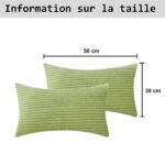 Deux coussins rectangulaires verts pomme, avec une texture en velours côtelé et des lignes horizontales en relief. La taille est indiquée, longueur : 50 cm, largeur : 30 cm.